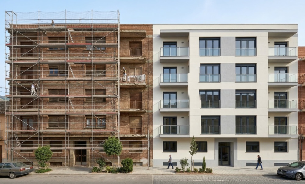 REHABILITA CON �XITO - La suspensi�n de las deducciones fiscales por rehabilitaci�n energ�tica pone en riesgo millones de euros